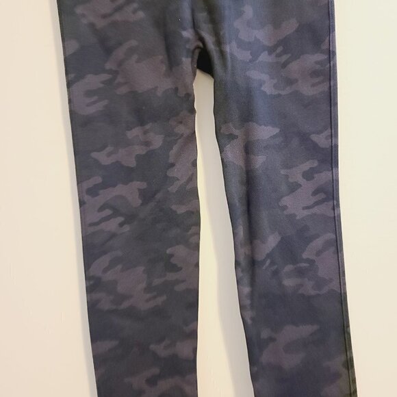Spanx | Women's Camo Print Look At Me Now Seamless Cropped Leggings (Size Small) - Picture 7 of 12